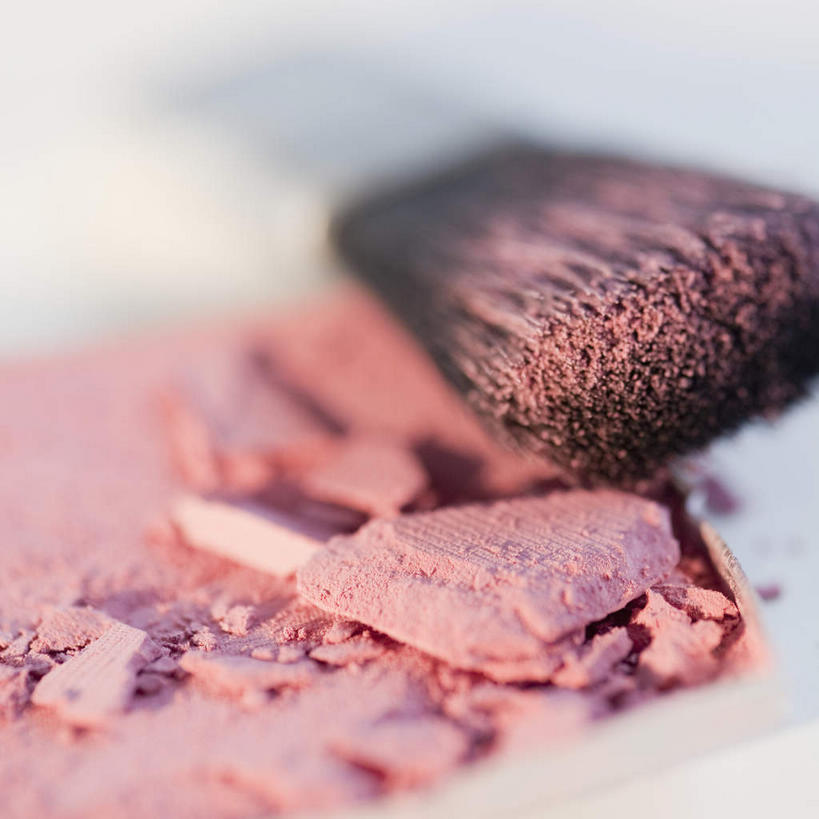 无人,方图,俯视,室内,特写,白天,静物,朦胧,模糊,粉饼,粉末,粉色,化妆品,化妆刷,刷子,粉,腮红,摄影,影棚,腮红刷,修饰,美容工具,护肤品,化妆用品,护肤用品,胭脂,遮盖,彩妆刷,化妆工具,吸脂,粉状,粉剂,彩图,高角度拍摄,影棚拍摄,拍摄,防晒