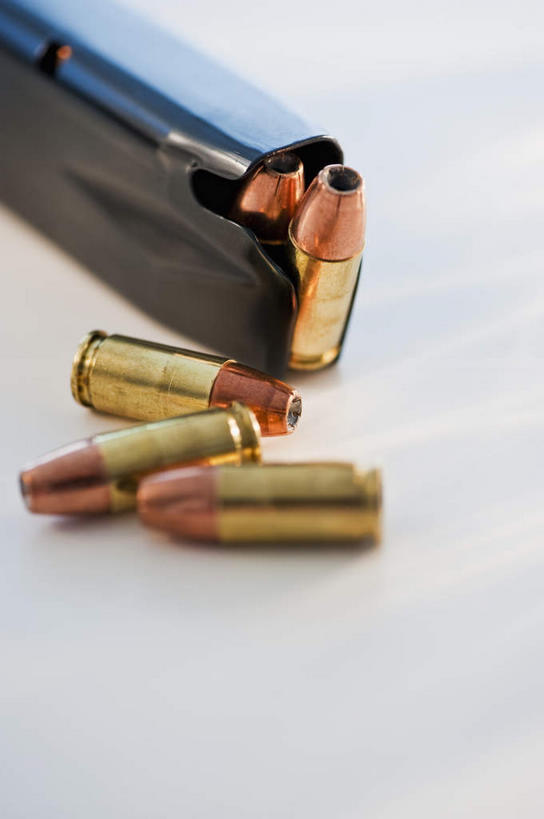 无人,竖图,俯视,室内,特写,白天,白色背景,竞争,静物,对抗,阴影,冲突,反射,枪支,影子,破坏,武器,战争,摄影,手枪,影棚,损坏,攻击,威胁,对立,矛盾,兵器,防御,枪械,弹夹,敌对,挫败,斗争,抗拒,抗衡,杀伤,威慑,子弹夹,危险,彩图,高角度拍摄,影棚拍摄,拍摄