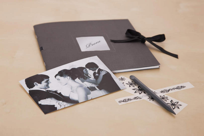 西方人,无人,四个人,家庭,夫妻,新娘,新郎,伙伴,朋友,站,抱,横图,俯视,室内,特写,白天,婚纱,衬衫,西装,爱情,婚礼,快乐,友谊,桌面,桌子,静物,欧洲,欧洲人,阴影,套装,正装,庆祝,装饰,反射,木制,笔,丝绸,丝带,影子,办公用品,缎带,领带,结婚,浪漫,职业装,水笔,相视,绸带,文具,本子,蝴蝶结,木制品,学习用品,站着,温暖,温馨,喜庆,一家人,面对面,恩爱,恋人,摄影,影棚,抱着,纪念,对视,华丽,修饰,文具用品,点缀,和睦,互视,搂着,相对,相看,衬托,美观,雅致,雅观,友情,男人,男性,年轻男性,年轻女性,女人,女性,白种人,年轻人,夫妇,情侣,怀抱,搂,搂抱,相抱,拥抱,站立,半身,彩图,高角度拍摄,影棚拍摄,衬衣,婚礼服,礼服,高兴,拍摄,剪贴本,剪贴簿,簿本,伴侣,融洽