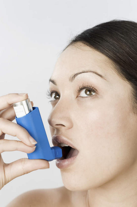 西方人,脸,头,脸颊,手,一个人,竖图,室内,特写,白天,白色背景,正面,欧洲,欧洲人,仅一个年轻女性,仅一个女性,仅一个人,握,拿,拿着,注视,一个,蓝色,观察,看,张嘴,手部,握着,摄影,影棚,单个,观看,单手,察看,医疗设备,疾病,关注,医疗器械,张大嘴巴,哮喘病,支气管哮喘,呼吸道疾病,哮踹,雾化吸入器,吸入器,年轻女性,女人,女性,白种人,头部,脸部,脸蛋,面部,张开嘴,半身,彩图,影棚拍摄,拍摄