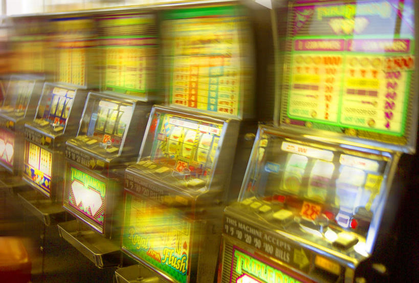 无人,横图,室内,白天,正面,游戏,赌博,贪欲,竞争,一排,阴影,朦胧,模糊,整齐,光线,影子,灯光,玩,娱乐,刺激,排列,休闲,赌场,活动,队列,发泄,消遣,智力,赌博机,赌具,老虎机,博彩,投机,侥幸,欲望,宣泄,柏青嫂,玩耍,嬉戏,彩图,胜负,输赢,娱乐场