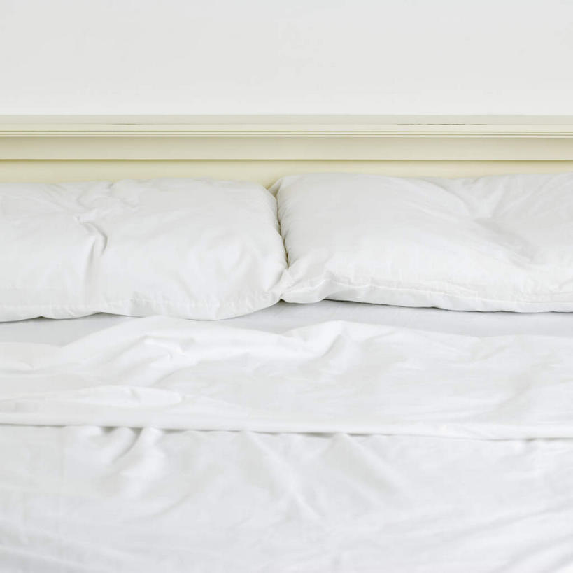 无人,方图,俯视,室内,特写,白天,床,靠垫,卧室,静物,阴影,整齐,反射,影子,墙,双人床,床单,靠枕,被子,墙壁,墙面,白色,垫子,枕头,整洁,被单,参差,划一,彩图,高角度拍摄,睡房,卧房