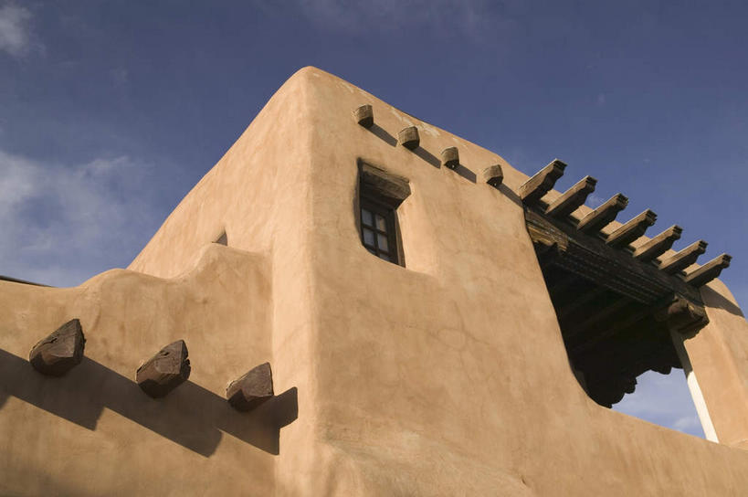 无人,家,横图,室外,白天,仰视,旅游,度假,标志建筑,城市,地标,建筑,美国,阴影,光线,影子,房屋,墙,屋子,云,云朵,云彩,娱乐,建设,楼房,墙壁,墙面,住宅,蓝色,白云,蓝天,天空,阳光,天,享受,休闲,旅游胜地,放松,晴朗,北美,北美洲,美洲,新墨西哥,首府,新墨西哥州,北亚美利加洲,亚美利加洲,迷人之地,迷人之州,圣达菲,圣塔菲,桑塔菲,晴空,彩图,低角度拍摄,房子