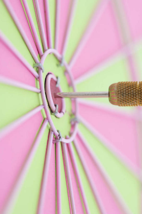 无人,竖图,室内,特写,白天,正面,成功,胜利,静物,朦胧,模糊,圆形,飞镖,粉色,绿色,靶子,靶心,瞄准,镖针,飞镖运动,彩图