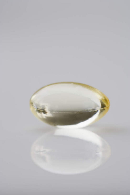 无人,竖图,俯视,室内,特写,白天,白色背景,安全,阴影,反射,药剂,影子,防护,一颗,药品,治疗,摄影,影棚,保护,药物,医疗,维生素,保险,预防,平安,彩图,高角度拍摄,影棚拍摄,拍摄