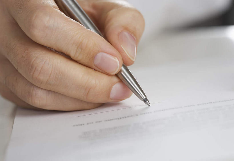 西方人,手,一个人,横图,俯视,室内,特写,白天,欧洲,欧洲人,仅一个男性,仅一个人,仅一个中年男性,握,朦胧,模糊,英文,笔,标志,材料,档案,文件,文字,纸,字符,字母,办公用品,拿,拿着,标识,水笔,文具,手稿,学习用品,资料,手部,握着,合同,英文字母,单手,文具用品,证明,一支,变更,书写,文档,协议,设立,终止,男人,男性,中年男性,白种人,半身,彩图,高角度拍摄