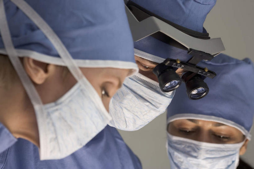 西方人,脸,头,脸颊,三个人,伙伴,朋友,医生,医院,横图,室内,特写,白天,正面,工作服,制服,友谊,合作,团队,仪器,欧洲,欧洲人,亚洲,检查,反射,分离,分析,科学,放大镜,过滤,分开,注视,肩膀,蓝色,口罩,观察,看,医护人员,医疗人员,隔断,清晰,探索,战略,遮掩,放大,观看,隔离,仔细,透镜,察看,卫生,掩盖,凸透镜,遮挡,聚焦,关注,净化,间隔,防护服,预防,隔离服,无菌服,遮盖,防尘,医疗机构,SL手术放大镜,光学,清楚,联合,合谋,掩饰,断绝,隔开,屏蔽,屏绝,远离,中断,阻遏,阻隔,工作制服,手术放大镜,配合,协作,男人,男性,女人,女性,中年男性,中年女性,白种人,亚洲人,印度人,头部,脸部,脸蛋,面部,大夫,半身,彩图,工作套服,病院,诊所,防静电工装,隔工作服,洁净工装,洁净工作服,净化服,无尘工作服,无尘衣