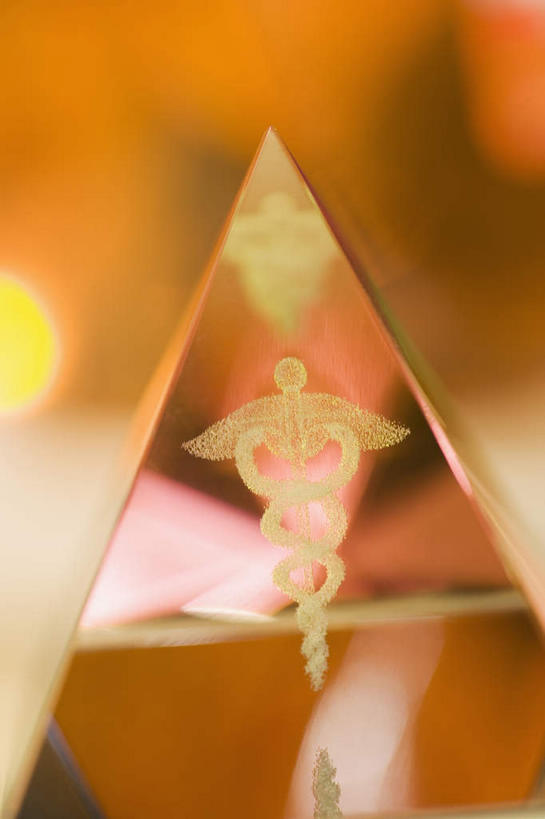 无人,竖图,室内,特写,白天,正面,静物,朦胧,模糊,标志,三角形,图形,几何,标识,拐杖,手杖,救护,医疗,象征,数学,和平,双蛇杖,救死扶伤,彩图,几何图形