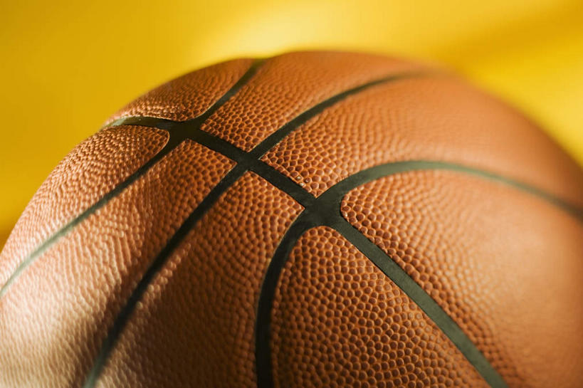 无人,横图,俯视,室内,特写,白天,篮球,静物,黄色背景,朦胧,模糊,篮球装备,运动器械,一个,健身器械,摄影,影棚,单个,健身器材,篮球运动,彩图,高角度拍摄,影棚拍摄,拍摄,运动器材