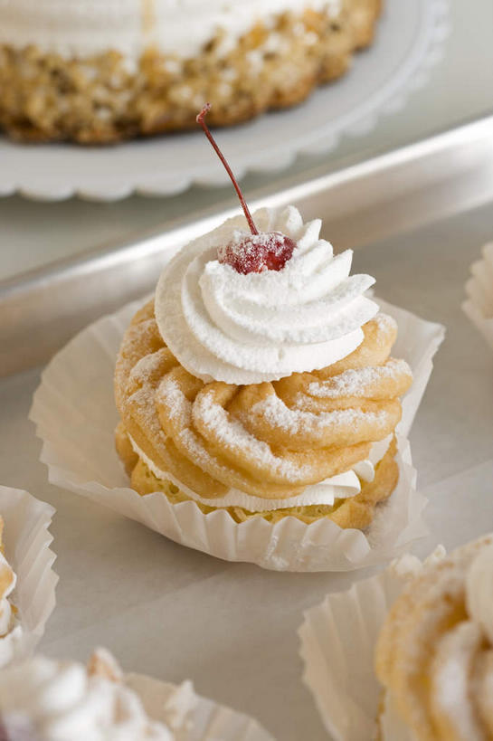 点心,无人,商店,竖图,俯视,室内,特写,白天,下午茶,樱桃,水果,新鲜,生食,食品,甜点,甜品,果实,商铺,蛋糕店,食物,糕点,一个,甜食,奶油,奶油蛋糕,有机食品,绿色食品,纸托,乳制品,市肆,商号,激凌,克林姆,淇淋,蛋糕托,蛋糕托纸,蛋糕纸托,磅蛋糕,樱珠,莺桃,英桃,楔桃,牛桃,荆桃,彩图,高角度拍摄,店铺,蛋糕