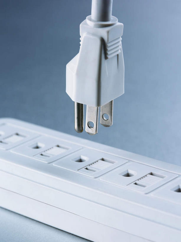 无人,竖图,室内,特写,白天,正面,静物,蓝色背景,插头,电器,插座,一个,白色,摄影,影棚,单个,家用电器,插线板,拖线板,电源转换器,排插,彩图,影棚拍摄,拍摄