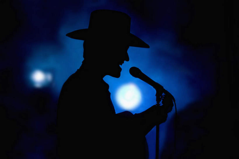 西方人,一个人,站,横图,室内,白天,侧面,帽子,欧洲,欧洲人,仅一个男性,仅一个人,仅一个中年男性,握,阴影,服装,光线,影子,支架,灯光,背光,拿,拿着,注视,休闲装,架子,一个,衣服,蓝色,话筒,观察,看,站着,休闲,休闲服,握着,服饰,单个,观看,唱,支撑,察看,麦克风,关注,扩音器,话筒架,逆光,传声器,微音器,男人,男性,中年男性,白种人,站立,半身,彩图,麦克风架