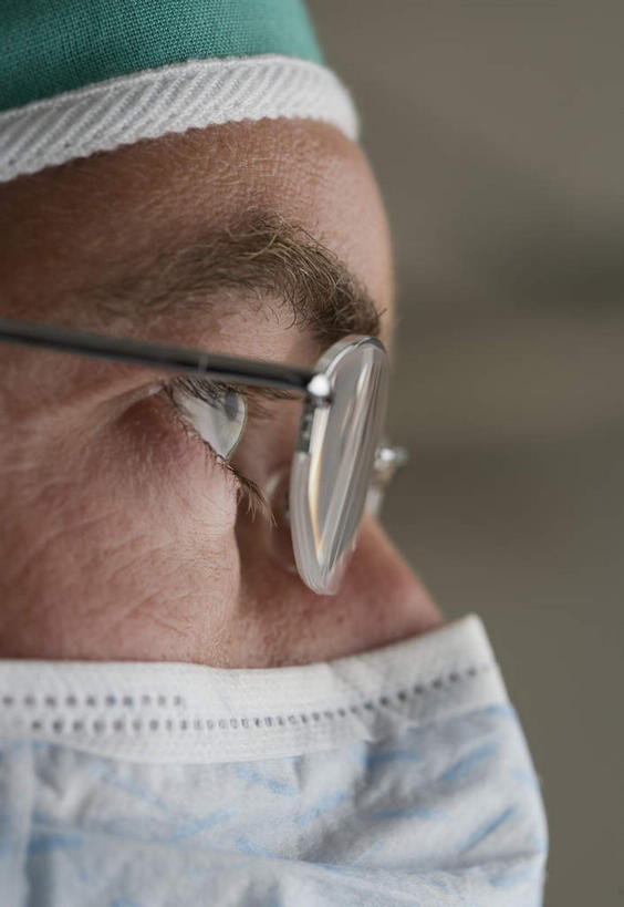 西方人,脸,头,脸颊,一个人,医生,竖图,室内,特写,白天,侧面,欧洲,欧洲人,仅一个男性,仅一个人,仅一个中年男性,朦胧,模糊,分离,眼镜,过滤,分开,注视,口罩,观察,看,医护人员,医疗人员,隔断,遮掩,观看,隔离,察看,卫生,掩盖,遮挡,关注,净化,间隔,预防,近视眼镜,遮盖,防尘,手术帽,掩饰,断绝,隔开,屏蔽,屏绝,远离,中断,阻遏,阻隔,男人,男性,中年男性,白种人,头部,脸部,脸蛋,面部,大夫,半身,彩图