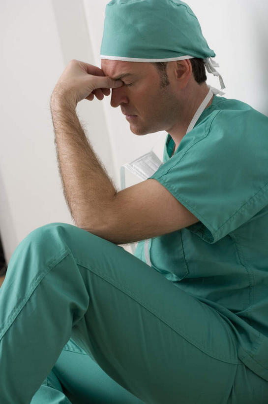 西方人,一个人,医生,医院,坐,闭眼,捏,竖图,室内,白天,侧面,工作服,制服,欧洲,欧洲人,仅一个男性,仅一个人,仅一个中年男性,捏着,绿色,靠,靠着,医护人员,医疗人员,防护服,隔离服,无菌服,医疗机构,手术帽,工作制服,男人,男性,中年男性,白种人,大夫,闭眼睛,闭着眼,闭着眼睛,坐着,半身,彩图,工作套服,病院,诊所,防静电工装,隔工作服,洁净工装,洁净工作服,净化服,无尘工作服,无尘衣