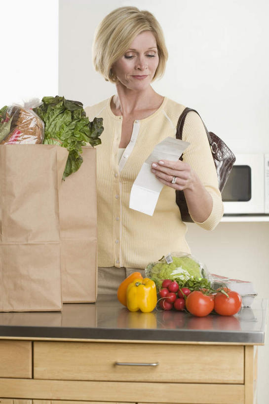 点心,面包,西方人,一个人,站,竖图,室内,白天,正面,烹饪,餐桌,厨房,桌子,辣椒,蔬菜,西红柿,厨具,袋子,欧洲,欧洲人,仅一个女性,仅一个人,握,服装,新鲜,包,电器,烤炉,烤箱,皮包,纸袋,花菜,花椰菜,西兰花,蛋,鸡蛋,食品,面点,拿,拿着,注视,休闲装,食物,糕点,衣服,容器,观察,看,站着,仅一个中年女性,休闲,休闲服,握着,服饰,有机食品,绿色食品,餐台,观看,储藏,单肩包,椰菜花,察看,家电,家用电器,储存,关注,收银条,发票,炊具,彩椒,烹饪用具,辣角,红海椒,大椒,辣虎,广椒,草鸡蛋,卵,购物收据,购物小票,甘蓝花,女人,女性,中年女性,白种人,烹调用具,甜椒,柿子椒,辣子,海椒,番茄,番椒,灯笼椒,烹调,站立,半身,彩图,灶间,贮存,收据,小家电