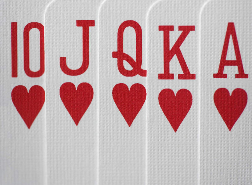 无人,横图,俯视,室内,特写,白天,爱情,游戏,赌博,贪欲,竞争,静物,扑克牌,纸牌,玩具,扑克,爱心,英文,标志,数字,文字,字符,字母,浪漫,玩,娱乐,标识,刺激,红色,白色,休闲,温暖,温馨,心形,恩爱,阿拉伯数字,活动,英文字母,和睦,发泄,消遣,智力,赌具,投机,侥幸,欲望,宣泄,五张,心型,玩耍,嬉戏,彩图,高角度拍摄,融洽,胜负,输赢