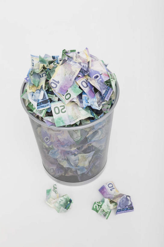 无人,竖图,俯视,室内,特写,白天,白色背景,钱,静物,一堆,许多,堆叠,堆积,环保,钱币,垃圾桶,很多,凌乱,一个,容器,钞票,金融,纸币,摄影,影棚,能源,经济,单个,储藏,堆,垃圾箱,回收,资源,混乱,储存,加拿大元,流通,纸钞,贸易,利用,低碳,循环,持续,纷乱,缭乱,庞杂,加拿大货币,货币,现金,彩图,高角度拍摄,影棚拍摄,拍摄,贮存