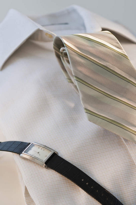 无人,竖图,俯视,室内,特写,白天,衬衫,静物,服装,朦胧,模糊,时间,时钟,手表,领带,计时,衣服,钟表,表,摄影,服饰,影棚,腕表,象征,衣着,庄重,穿着,身份,正式,地位,衣饰,钟,彩图,高角度拍摄,影棚拍摄,衬衣,拍摄