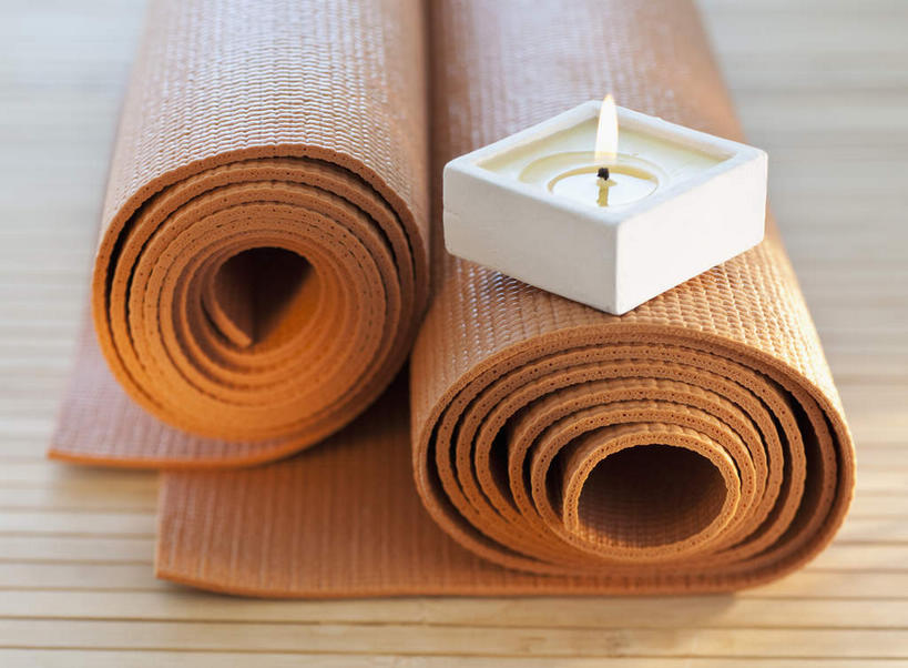 无人,横图,俯视,室内,特写,白天,蜡烛,阴影,光线,火焰,毯子,影子,烛光,燃烧,两个,瑜伽垫,垫子,点燃,摄影,影棚,瑜伽毯,彩图,高角度拍摄,影棚拍摄,拍摄