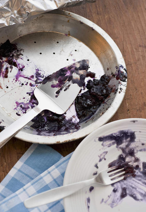 面食,无人,竖图,俯视,室内,特写,白天,烹饪,西餐,餐桌,桌子,浆果,蓝莓,餐具,水果,许多,阴影,新鲜,反射,叉子,碟子,盘,影子,生食,料理,食品,面点,果实,很多,菜肴,美食,食物,盘子,碟,西式,佳肴,有机食品,绿色食品,餐台,派,餐叉,蓝莓派,进餐用具,山都柿,蓝浆果,蓝靛果,彩图,高角度拍摄