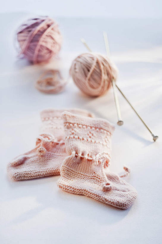 无人,竖图,俯视,室内,特写,白天,婴儿服装,静物,阴影,服装,卷曲,编织,缠绕,反射,影子,织物,线团,针,袜子,纺织,衣服,毛线,摄影,服饰,影棚,长袜,衣着,穿着,长筒袜,毛衣针,衣饰,长统袜,编织针,彩图,高角度拍摄,影棚拍摄,婴儿服,拍摄