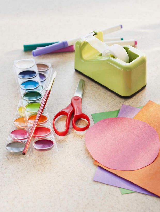 无人,竖图,俯视,室内,特写,白天,白色背景,桌子,静物,许多,修剪,笔,工具,剪刀,纸,办公用品,很多,书桌,文具,画笔,课桌,学习用品,摄影,影棚,裁剪,办公设备,文具用品,剪子,剪裁,切割,胶布,透明胶,文化工具,封箱器,胶带座,黏胶,粘胶器,彩图,高角度拍摄,影棚拍摄,拍摄