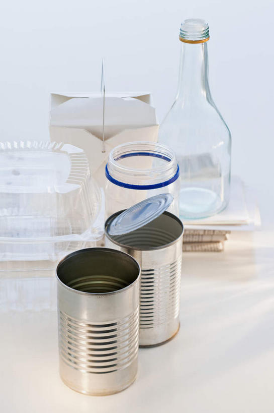 无人,竖图,俯视,室内,特写,白天,静物,金属制品,许多,环保,金属,包装,罐子,很多,玻璃制品,饮料,玻璃瓶,瓶子,容器,摄影,影棚,能源,易拉罐,回收,资源,利用,低碳,循环,持续,彩图,高角度拍摄,影棚拍摄,拍摄