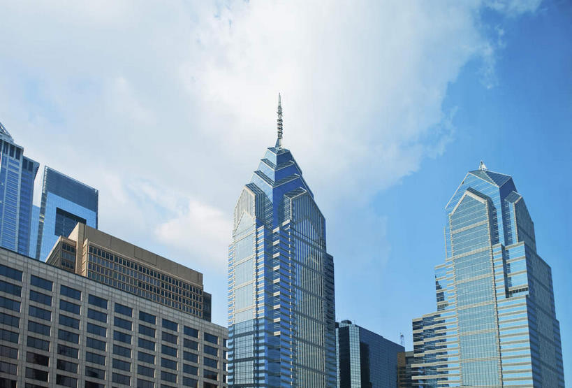 无人,高楼大厦,横图,全景,室外,白天,正面,度假,办公楼,美景,天际线,城市风光,城市,大厦,建筑,摩天大楼,写字楼,美国,阴影,光线,影子,景观,云,云朵,云彩,娱乐,蓝色,白云,蓝天,天空,阳光,楼宇,天,享受,休闲,商务楼,景色,放松,晴朗,北美,北美洲,美洲,费城,博爱之城,宾夕法尼亚,宾夕法尼亚州,宾州,拱顶石州,拱心石之州,宾氏林地,北亚美利加洲,亚美利加洲,晴空,彩图,大楼,高层建筑,高楼,摩天楼