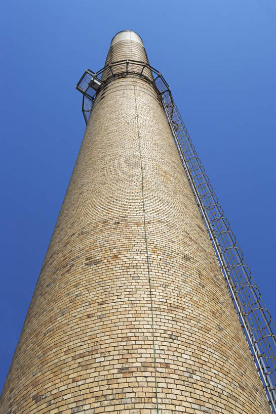 无人,竖图,室外,白天,仰视,度假,烟囱,技术,美景,城市风光,城市,纽约,美国,阴影,环保,光线,科学,影子,景观,娱乐,蓝色,蓝天,天空,阳光,天,享受,休闲,发电站,景色,放松,能源,晴朗,回收,资源,北美洲,美洲,能量,热量,利用,低碳,循环,纽约州,万里无云,帝国之州,帝国州,北亚美利加洲,亚美利加洲,持续,皇后郡,皇后区,地热能,热能,天然热能,地热电站,地热发电站,晴空,晴空万里,彩图,低角度拍摄