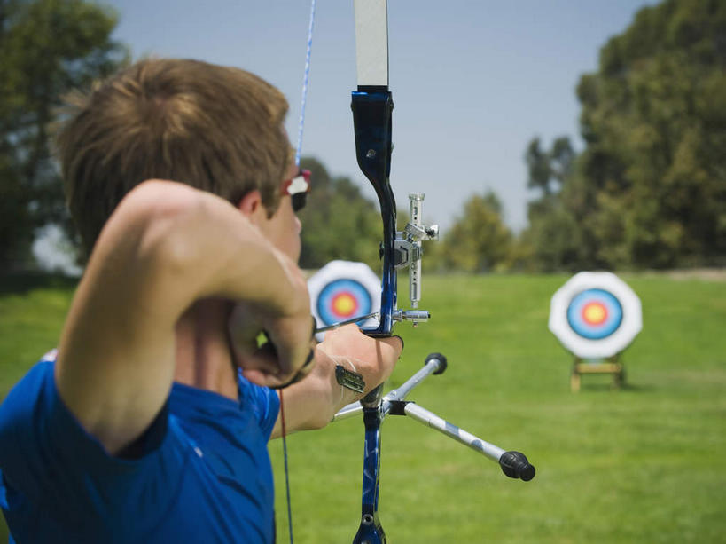 西方人,一个人,运动员,站,拉,横图,室外,白天,侧面,运动服,锻炼,快乐,比赛,运动,竞争,射箭,草地,草坪,植物,欧洲,欧洲人,仅一个男性,仅一个人,握,阴影,服装,光线,弓箭,影子,拿,拿着,注视,娱乐,运动器械,箭头,草,树,树木,仅一个年轻男性,衣服,蓝色,绿色,蓝天,天空,阳光,自然,天,观察,看,站着,休闲,健身器械,武器,握着,服饰,生长,晴朗,成长,观看,靶心,察看,体育运动,衣着,穿着,关注,兵器,对准,瞄准,箭术,健身器材,万里无云,簇,矢,衣饰,弓鞬,弓套,体育,射箭运动,男人,男性,年轻男性,白种人,晴空,晴空万里,体育运动员,运动选手,站立,半身,彩图,健身,运动器材,运动装