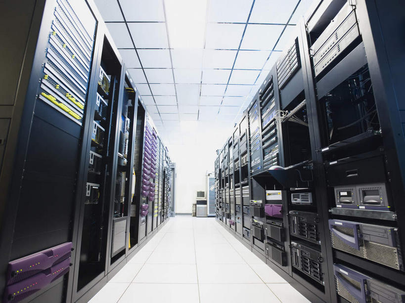 无人,横图,室内,白天,仰视,安全,电脑,数据,一排,许多,整齐,并列,并排,网络,信息,瓷砖,地砖,走道,走廊,过道,地面,很多,存储介质,输入设备,通讯设备,开关,排列,按钮,箱子,台式电脑,保险箱,保护,光驱,硬盘,主机,存储,机箱,队列,保险,通信设备,私密,平行,光盘驱动器,硬盘驱动器,彩图,低角度拍摄