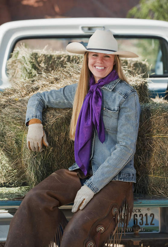 西方人,一个人,坐,笑,微笑,露齿笑,竖图,室外,白天,正面,安全,植物,卡车,帽子,欧洲,欧洲人,仅一个年轻女性,仅一个女性,仅一个人,服装,裤子,装饰,丝巾,防护,皮革,集装箱,注视,休闲装,树,树木,衣服,绿色,自然,手套,观察,看,休闲,休闲服,牛仔帽,服饰,集装箱车,生长,成长,观看,保护,货车,华丽,点缀,察看,关注,保险,货运车,皮套裤,保全,周全,安稳,安定,衬托,美观,雅致,雅观,防护手套,平安,年轻女性,女人,女性,白种人,载重汽车,坐着,半身,彩图,皮护腿套裤