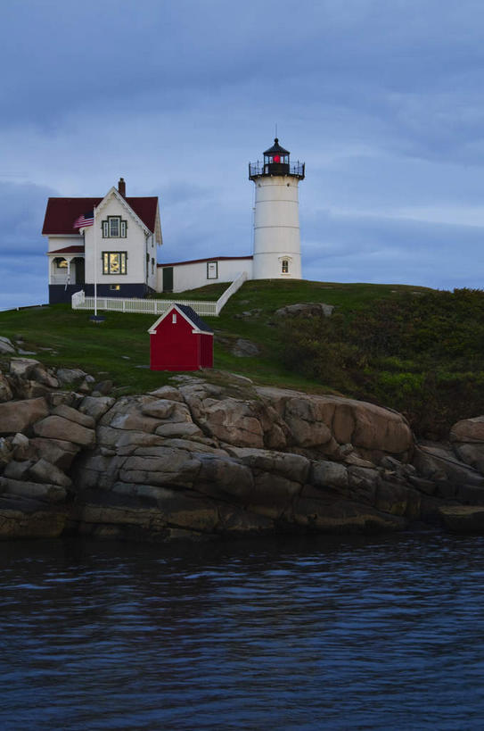 无人,家,竖图,室外,白天,正面,旅游,度假,草地,草坪,海浪,海洋,石头,美景,日落,沙滩,植物,道路,英国,欧洲,阴影,光线,信息,沙子,石子,影子,房屋,屋子,海岸,景观,浪花,晚霞,霞光,落日,灯塔,交通,沙地,方向,娱乐,楼房,英格兰,住宅,草,绿色,阳光,自然,海水,黄昏,享受,休闲,景色,彩霞,放松,引导,指引,西欧,自然风光,大不列颠,海景,沉积岩,大不列颠及北爱尔兰联合王国,大不列颠联合王国,日不落英帝国,航标,夕照,英吉利,汉普郡,朴茨茅斯,水成岩,大海,风浪,海,海水的波动,海滩,近岸浪,石块,岩石,涌浪,夕阳,彩图,房子,导航,斜阳