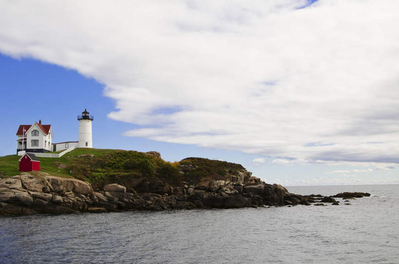 无人,家,横图,室外,白天,正面,旅游,度假,草地,草坪,海浪,海洋,石头,美景,沙滩,植物,道路,英国,欧洲,阴影,光线,信息,沙子,石子,影子,房屋,屋子,海岸,景观,浪花,云,云朵,灯塔,交通,沙地,云彩,方向,娱乐,楼房,英格兰,住宅,草,蓝色,绿色,白云,蓝天,天空,阳光,自然,海水,天,享受,休闲,景色,放松,晴朗,引导,指引,西欧,自然风光,大不列颠,海景,沉积岩,大不列颠及北爱尔兰联合王国,大不列颠联合王国,日不落英帝国,航标,英吉利,汉普郡,朴茨茅斯,水成岩,大海,风浪,海,海水的波动,海滩,近岸浪,石块,岩石,涌浪,晴空,彩图,房子,导航