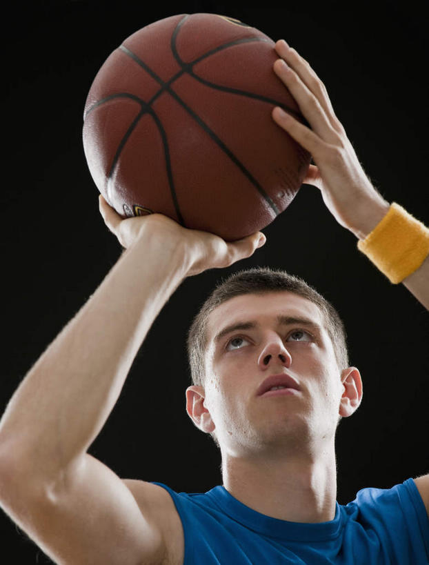 西方人,一个人,运动员,站,竖图,室内,白天,正面,运动服,篮球,欧洲,欧洲人,仅一个男性,仅一个人,握,黑色背景,服装,护腕,篮球装备,拿,投篮,篮球运动员,拿着,运动器械,仅一个年轻男性,衣服,蓝色,站着,健身器械,灌篮,扣篮,握着,摄影,服饰,影棚,衣着,穿着,健身器材,篮球运动,衣饰,男人,男性,年轻男性,白种人,体育运动员,运动选手,站立,半身,彩图,影棚拍摄,拍摄,运动器材,短发,运动装