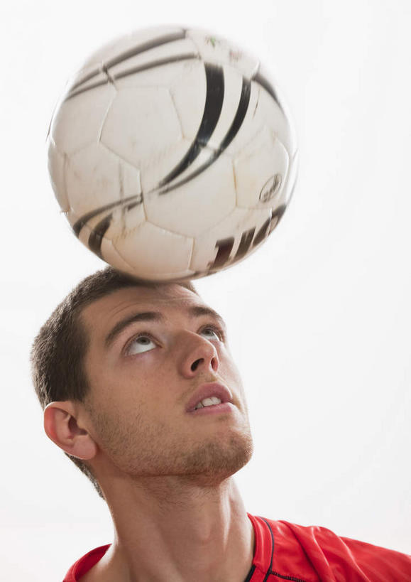西方人,一个人,运动员,站,竖图,室内,白天,白色背景,正面,运动服,足球,欧洲,欧洲人,仅一个男性,仅一个人,运球,服装,纹路,纹理,足球装备,足球运动员,注视,运动器械,仅一个年轻男性,衣服,红色,白色,黑色,观察,看,站着,健身器械,摄影,服饰,影棚,观看,察看,衣着,穿着,关注,健身器材,头球,肌理,蹴鞠,衣饰,足球运动,男人,男性,年轻男性,白种人,体育运动员,运动选手,抬头,仰头,站立,半身,彩图,影棚拍摄,拍摄,运动器材,运动装