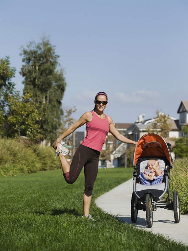 西方人,婴儿,儿童,中年人,两个人,家庭,母亲,家,站,竖图,室外,白天,正面,锻炼,纯洁,运动,草地,草坪,树林,植物,道路,路,公路,欧洲,欧洲人,伸展,阴影,服装,光线,背心,影子,房屋,屋子,交通,抬腿,楼房,住宅,车,婴儿车,草,树,树木,小孩,衣服,红色,绿色,阳光,自然,扶,站着,温暖,温馨,一家人,辫子,可爱,母爱,童年,童趣,伸直,服饰,活泼,生长,成长,中裤,和睦,扶着,衣着,穿着,热身,载具,宝宝,童真,纯真,烂漫,无邪,母婴,衣饰,宝宝车,婴儿手推车,婴儿推车,伶俐,体育,天真,女人,女性,中年女性,白种人,孩子,马路,站立,彩图,全身,健身,房子,融洽