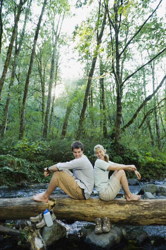 西方人,两个人,坐,竖图,室外,白天,侧面,爱情,锻炼,旅游,度假,安全,运动,河流,石头,树林,水,植物,欧洲,欧洲人,服装,木板,石子,河水,水流,桥,木桥,浪漫,依靠,休闲装,娱乐,栈桥,树,树木,衣服,绿色,天空,小溪,自然,天,溪水,倚靠,背靠背,享受,休闲,温暖,温馨,休闲服,恩爱,放松,背对背,恋人,服饰,生长,成长,人行桥,木板桥,和睦,室外运动,户外运动,独木桥,信任,男人,男性,年轻男性,年轻女性,女人,女性,白种人,情侣,石块,岩石,屈膝,坐着,彩图,全身,健身,伴侣,融洽