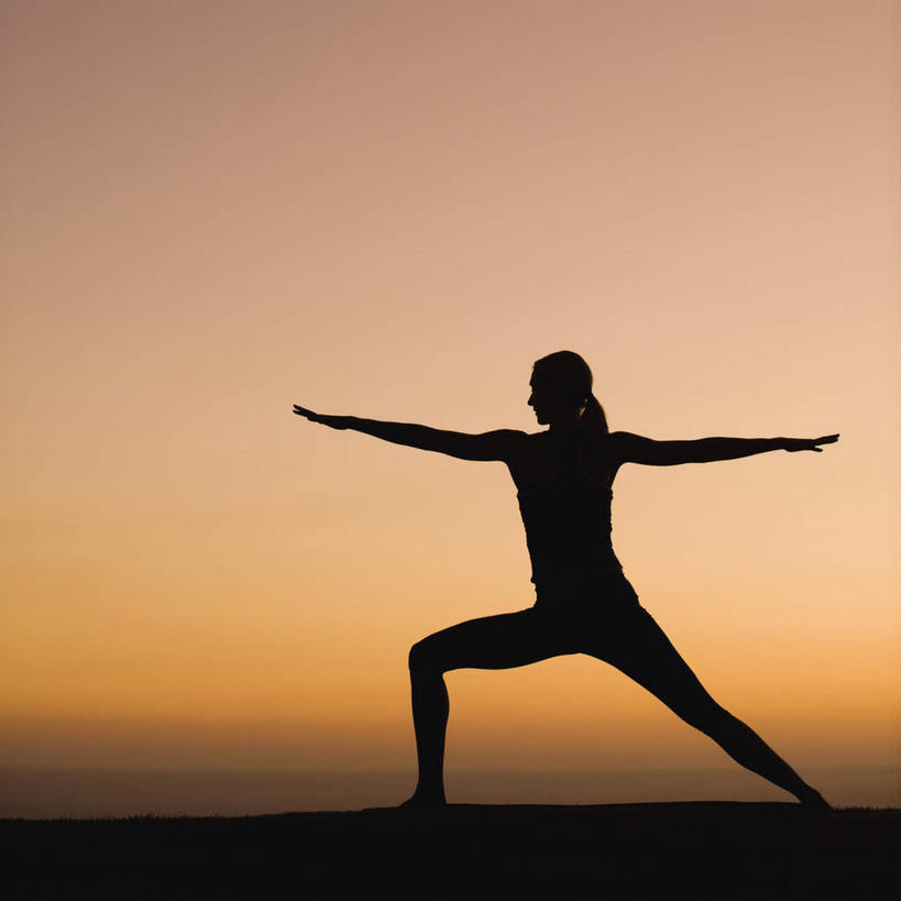 西方人,一个人,站,伸展双臂,方图,室外,白天,正面,锻炼,瑜伽,运动,日落,欧洲,欧洲人,仅一个女性,仅一个人,阴影,光线,影子,晚霞,霞光,落日,地面,背光,天空,黄昏,天,站着,仅一个中年女性,彩霞,养生,张开双腿,逆光,夕照,展开双腿,体育,女人,女性,中年女性,白种人,夕阳,敞开双臂,伸开双臂,展开双肩,站立,张开手臂,张开双臂,彩图,全身,健身,勇士二式,勇士式,斜阳,伸展双腿