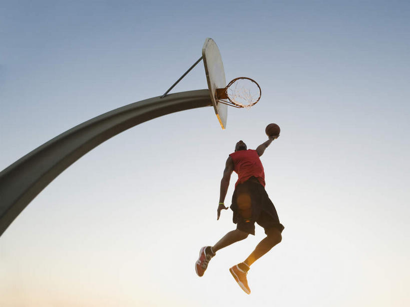 西方人,一个人,运动员,跳,横图,室外,白天,仰视,运动鞋,鞋子,欧洲,非洲,黑人,欧洲人,仅一个男性,仅一个人,仅一个中年男性,阴影,服装,光线,背心,篮球架,影子,篮球场,球场,半空,投篮,篮球运动员,场地,衣服,红色,蓝色,蓝天,天空,阳光,天,灌篮,扣篮,服饰,晴朗,休闲鞋,衣着,穿着,万里无云,衣饰,男人,男性,中年男性,非洲人,晴空,晴空万里,体育运动员,运动选手,跳跃,彩图,低角度拍摄,全身,篮球场地