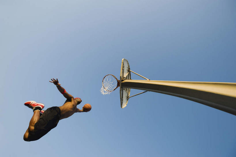西方人,一个人,运动员,跳,横图,室外,白天,仰视,运动鞋,鞋子,欧洲,非洲,黑人,欧洲人,仅一个男性,仅一个人,仅一个中年男性,阴影,服装,光线,背心,篮球架,影子,篮球场,球场,半空,投篮,篮球运动员,场地,衣服,红色,蓝色,蓝天,天空,阳光,天,灌篮,扣篮,服饰,晴朗,休闲鞋,衣着,穿着,万里无云,衣饰,男人,男性,中年男性,非洲人,晴空,晴空万里,体育运动员,运动选手,跳跃,彩图,低角度拍摄,全身,篮球场地