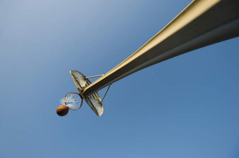 无人,横图,室外,白天,仰视,篮球,阴影,光线,篮筐,篮球架,影子,篮球场,球场,篮球装备,投篮,运动器械,场地,球,一个,蓝色,蓝天,天空,阳光,天,球体,健身器械,灌篮,扣篮,晴朗,单个,健身器材,篮球运动,万里无云,晴空,晴空万里,彩图,低角度拍摄,篮球场地,运动器材