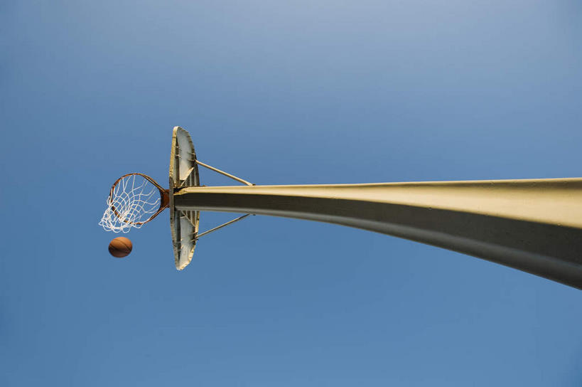 无人,横图,室外,白天,仰视,篮球,阴影,光线,篮筐,篮球架,影子,篮球场,球场,篮球装备,投篮,运动器械,场地,球,一个,蓝色,蓝天,天空,阳光,天,球体,健身器械,灌篮,扣篮,晴朗,单个,健身器材,篮球运动,万里无云,晴空,晴空万里,彩图,低角度拍摄,篮球场地,运动器材