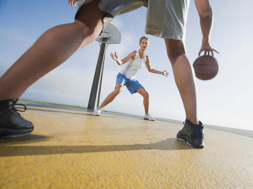 西方人,背部,两个人,运动员,跳,横图,室外,白天,正面,运动鞋,篮球,鞋子,欧洲,欧洲人,阴影,服装,朦胧,模糊,光线,背心,篮球架,影子,篮球场,球场,篮球装备,地面,半空,投篮,篮球运动员,运动器械,场地,衣服,蓝色,灰色,蓝天,天空,阳光,天,健身器械,灌篮,扣篮,服饰,晴朗,休闲鞋,衣着,穿着,健身器材,篮球运动,万里无云,衣饰,年轻女性,女人,女性,白种人,晴空,晴空万里,体育运动员,运动选手,跳跃,半身,彩图,篮球场地,运动器材