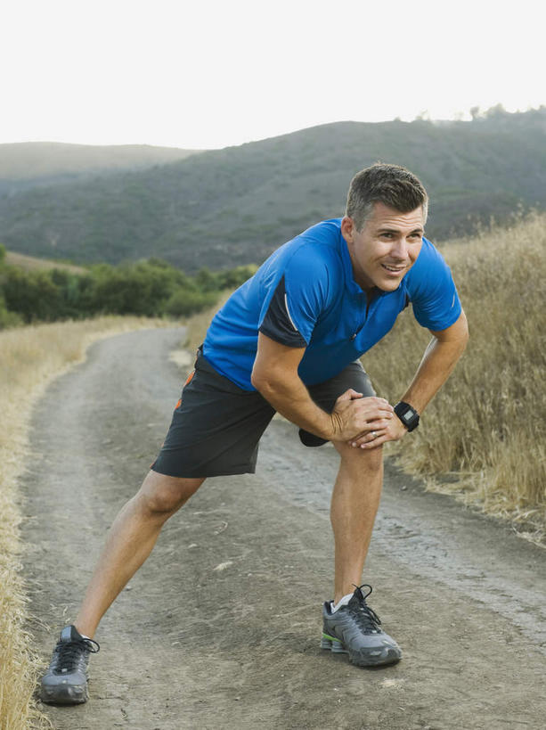 西方人,一个人,竖图,室外,白天,正面,T恤衫,运动鞋,锻炼,运动,山,植物,道路,路,鞋子,欧洲,欧洲人,仅一个男性,仅一个人,仅一个中年男性,短裤,枯萎,山峰,小路,枯草,交通,山峦,T恤,草,黄色,蓝色,天空,天,压腿,休闲鞋,热身,体育,男人,男性,中年男性,白种人,彩图,全身,健身