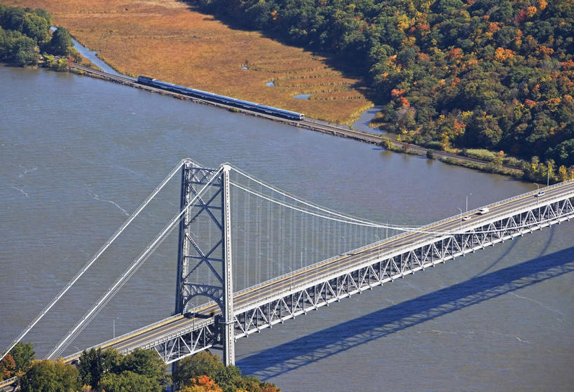 无人,横图,俯视,航拍,室外,白天,度假,河流,美景,树林,水,植物,城市风光,城市,大桥,立交桥,桥梁,纽约,美国,阴影,光线,影子,河水,景观,水流,高架,斜拉桥,桥,娱乐,哈德逊河,树,树木,绿色,倒影,阳光,自然,享受,休闲,景色,放松,生长,成长,倒映,北美,北美洲,鸟瞰,美洲,纽约州,帝国之州,帝国州,北亚美利加洲,亚美利加洲,反照,赫逊河,彩图,高角度拍摄