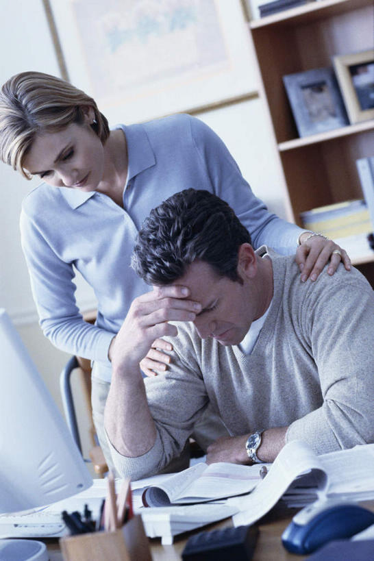 西方人,两个人,夫妻,站,坐,竖图,室内,白天,正面,爱情,电脑,显示器,鼠标,键盘,柜子,书房,桌子,笔筒,欧洲,欧洲人,服装,网络,材料,档案,文件,办公桌,墙,浪漫,注视,休闲装,输入设备,通讯设备,墙壁,墙面,衣服,容器,资料,橱柜,观察,看,站着,休闲,休闲服,器皿,台式电脑,恩爱,搭,恋人,服饰,观看,储藏,懊恼,烦恼,安慰,察看,储存,搭着,关注,文档,通信设备,输出设备,插笔器具,文房用具,男人,男性,女人,女性,中年男性,中年女性,白种人,夫妇,情侣,站立,坐着,半身,彩图,伴侣,贮存