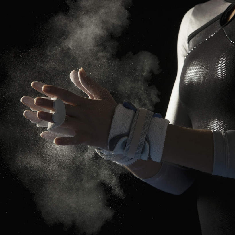 西方人,手,一个人,运动员,站,鼓掌,方图,室内,特写,白天,正面,运动服,欧洲,欧洲人,双手,仅一个年轻女性,仅一个女性,仅一个人,阴影,黑色背景,服装,反射,影子,护腕,衣服,站着,手部,摄影,服饰,影棚,衣着,穿着,防滑,碳酸镁,体操服,衣饰,年轻女性,女人,女性,白种人,体育运动员,运动选手,拍手,站立,半身,彩图,影棚拍摄,拍摄,半体服,吸汗,运动镁粉,防滑镁粉,防滑粉,运动装