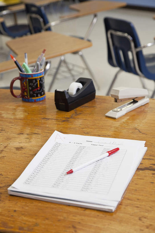 无人,竖图,俯视,室内,特写,白天,桌子,静物,椅子,笔筒,阴影,朦胧,模糊,反射,笔,材料,档案,文件,影子,纸,塑料,办公用品,书桌,文具,课桌,容器,手稿,塑料制品,学习用品,资料,器皿,储藏,办公设备,文具用品,证明,储存,文档,胶布,透明胶,文化工具,封箱器,胶带座,黏胶,粘胶器,插笔器具,文房用具,彩图,高角度拍摄,贮存