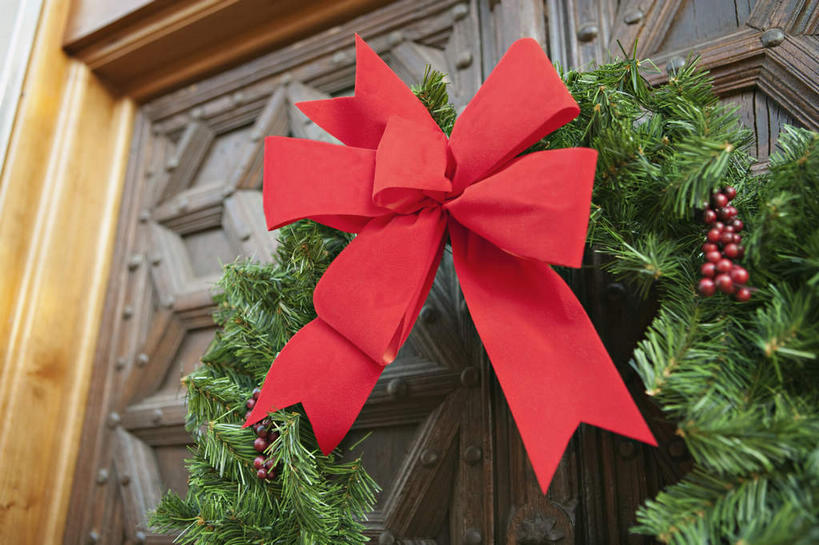 无人,横图,室外,特写,白天,仰视,门,圣诞节,节日,庆祝,装饰,花环,丝绸,丝带,缎带,文化,绸带,红色,蝴蝶结,门框,庆典,纪念,华丽,修饰,圣诞花环,点缀,衬托,美观,雅致,雅观,圣诞圈,彩图,低角度拍摄